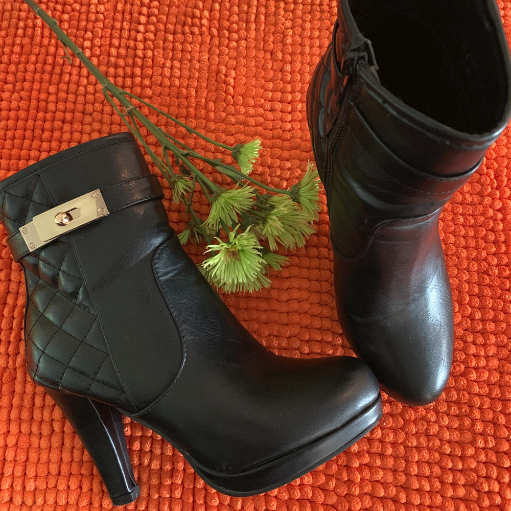 Black boots, size 7, good condition, mid-calf